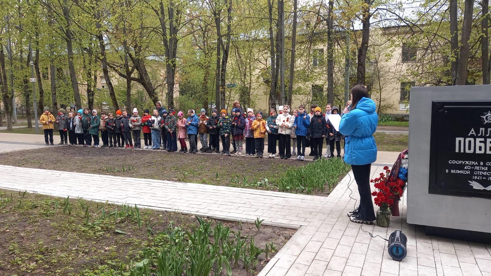 Сегодня учащиеся 2-4 классов в преддверии дня Победы почтили память погибших и возложили цветы на аллее Победы. 