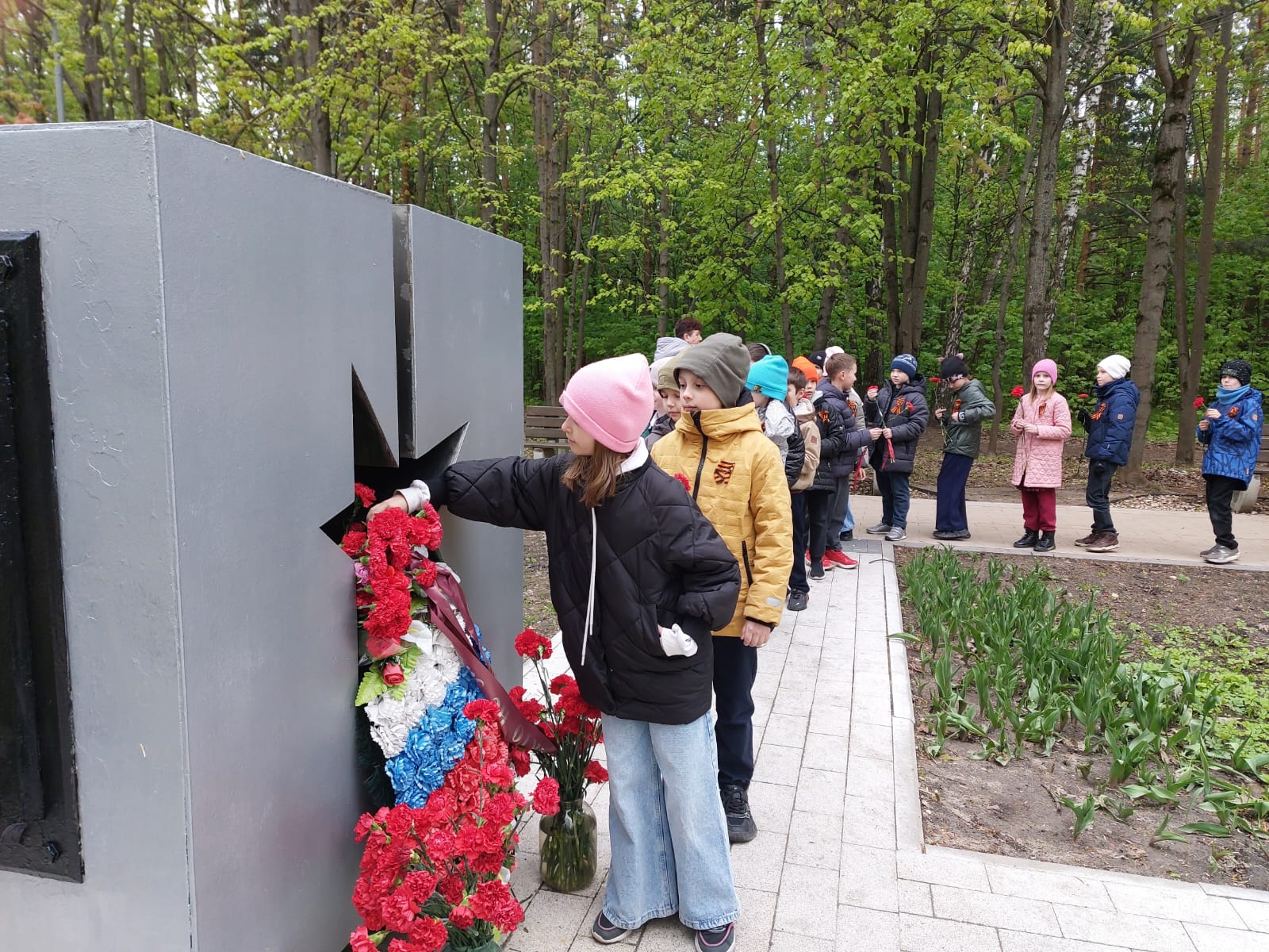 Сегодня учащиеся 2-4 классов в преддверии дня Победы почтили память погибших и возложили цветы на аллее Победы. 