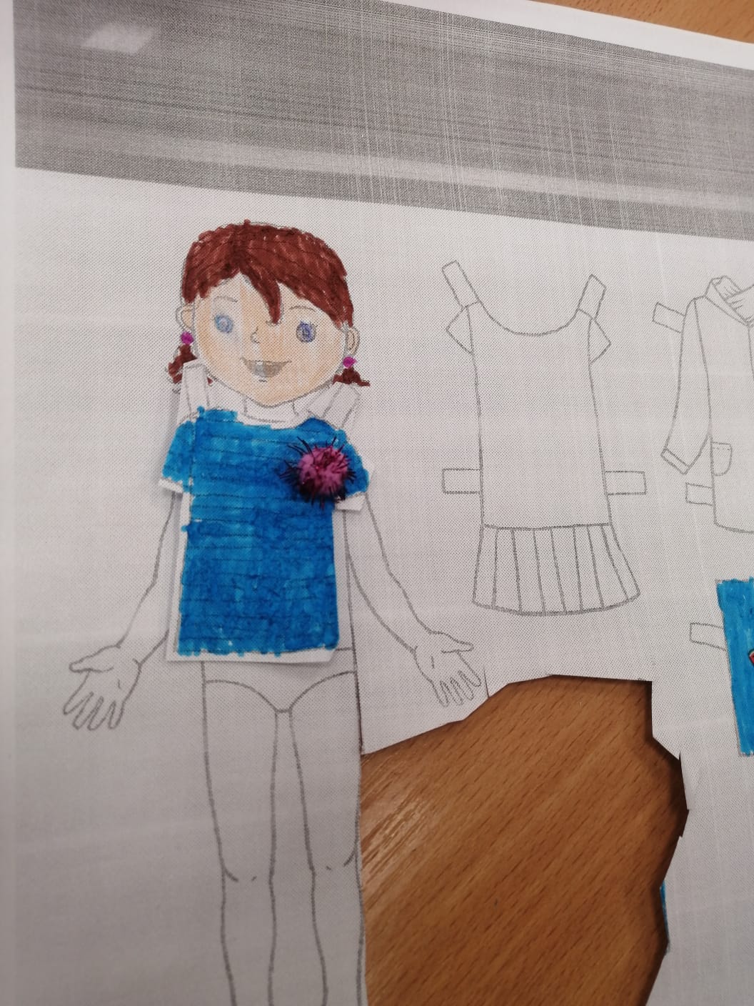 На уроке технологии "модельеры" из 2А класса подготовили коллекцию одежды для своих бумажных куколок