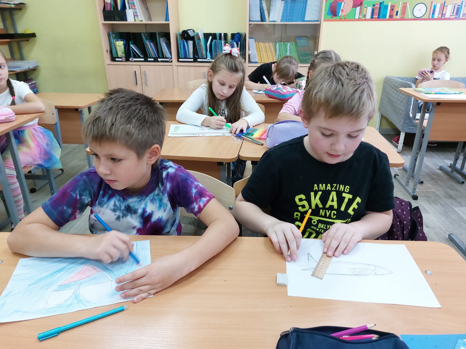 Учащиеся начальных  классов,  посещающие школьный лагерь в каникулы,  рисуют рисунки для участников СВО.