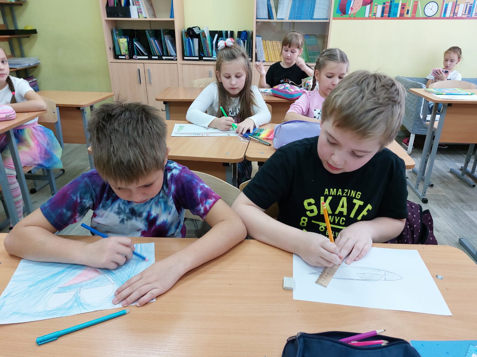 Учащиеся начальных  классов,  посещающие школьный лагерь в каникулы,  рисуют рисунки для участников СВО.