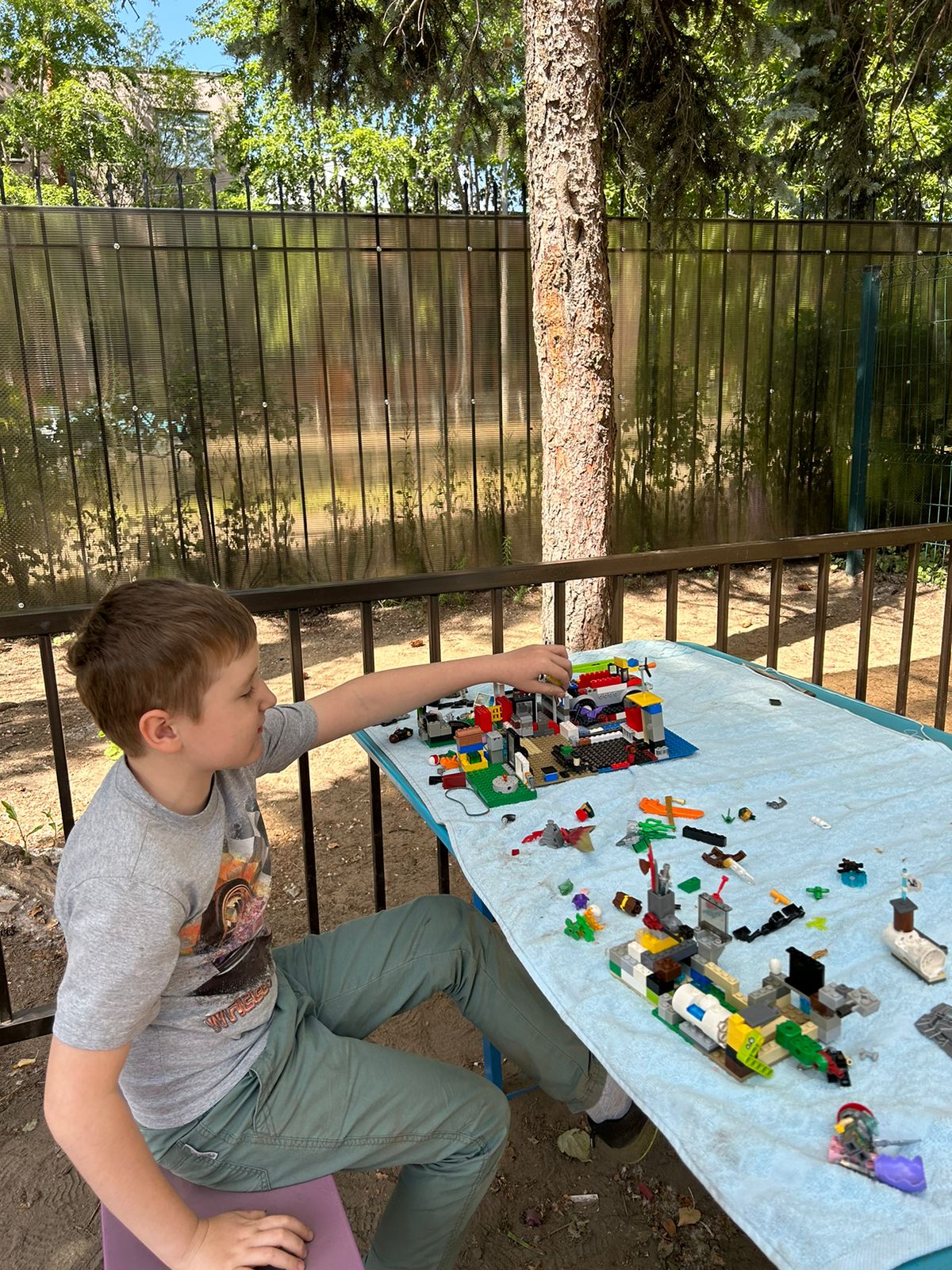 Собираем Лего, играем в «33» и плетем браслеты в технике макраме