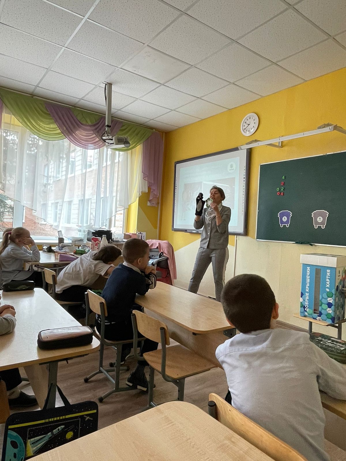 2 апреля региональный оператор по обращению с ТКО в Ногинском кластере московской области компания ООО «Хартия» провела очередные экоуроки для учеников из 1«А» и 1«Б» классов. 