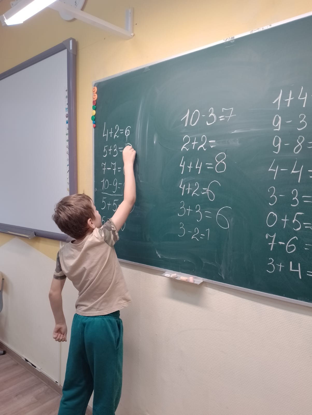 На математике 1"Б" класс продемонстрировал умение считать в пределах 10.
