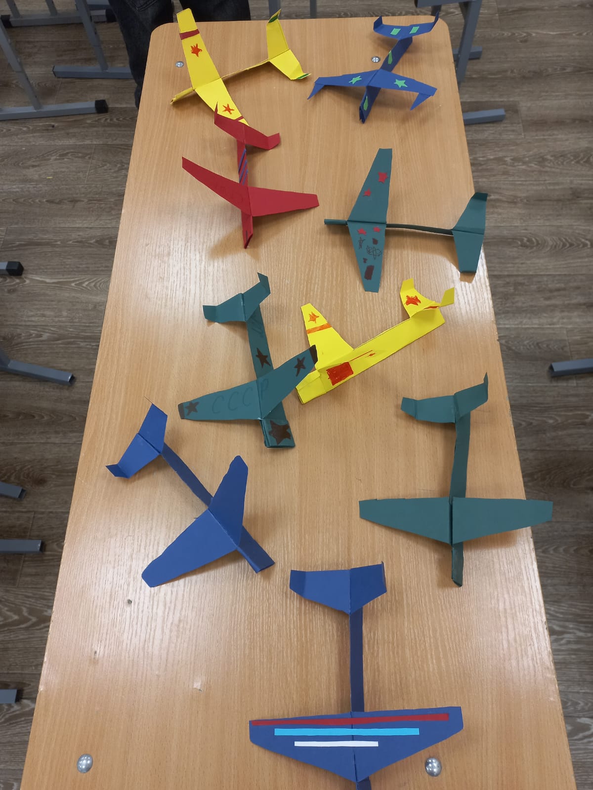 Урок технологии во 2 А классе. Модели самолётов из картона.