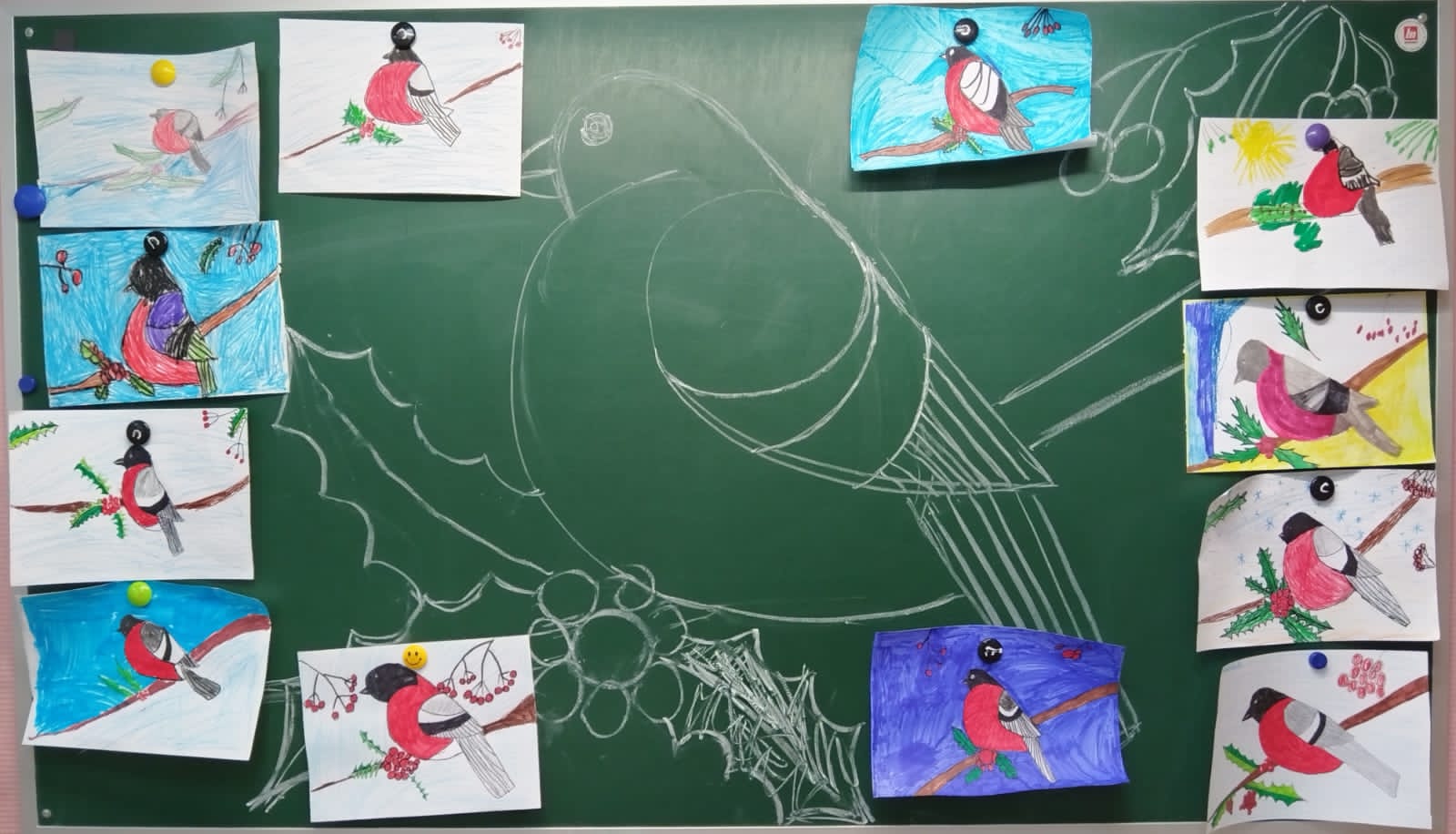 Изучая на уроке окружающего мира зимующих птиц, ребята 1"А" вдохновились видом снегирей.